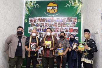 Bangkitkan Gairah UMKM, Menkop UKM Teten Masduki dan Gubernur Arinal Kunjungi UMKM Tapis dan Produk Olahan di Pringsewu dan Pesawaran